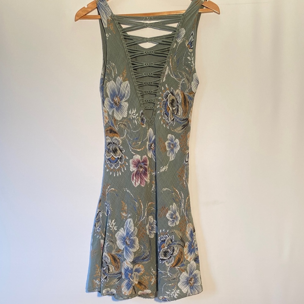 Floral Backless Dress with Criss Cross Crochet - Picture 3 of 7